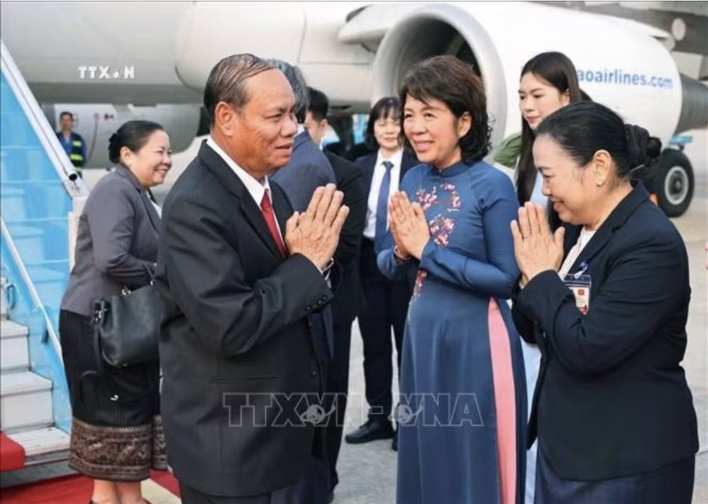 Ủy viên Bộ Chính trị, Thường trực Ban Bí thư Trung ương Đảng Nhân dân Cách mạng Lào Vilay Lakhamfong tại sân bay quốc tế Nội Bài. Ảnh: TTXVN