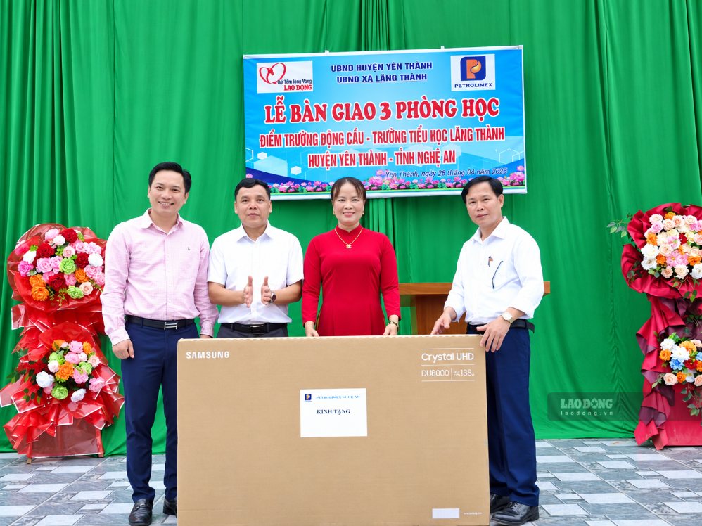 Lãnh đạo Công ty TNHH Nhựa đường Petrolimex tặng quà cho Trường Tiểu học Lăng Thành trong lễ bàn giao ngày 28.4.2025. Ảnh: Quang Đại
