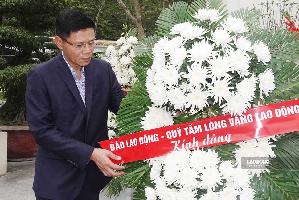 Ông Nguyễn Ngọc Hiển - Tổng Biên tập Báo Lao Động, Giám đốc Quỹ XHTT Tấm lòng Vàng dâng hoa tại Di tích Ngã Ba Đồng Lộc vào ngày 9.2.2023. Ảnh: Trần Tuấn