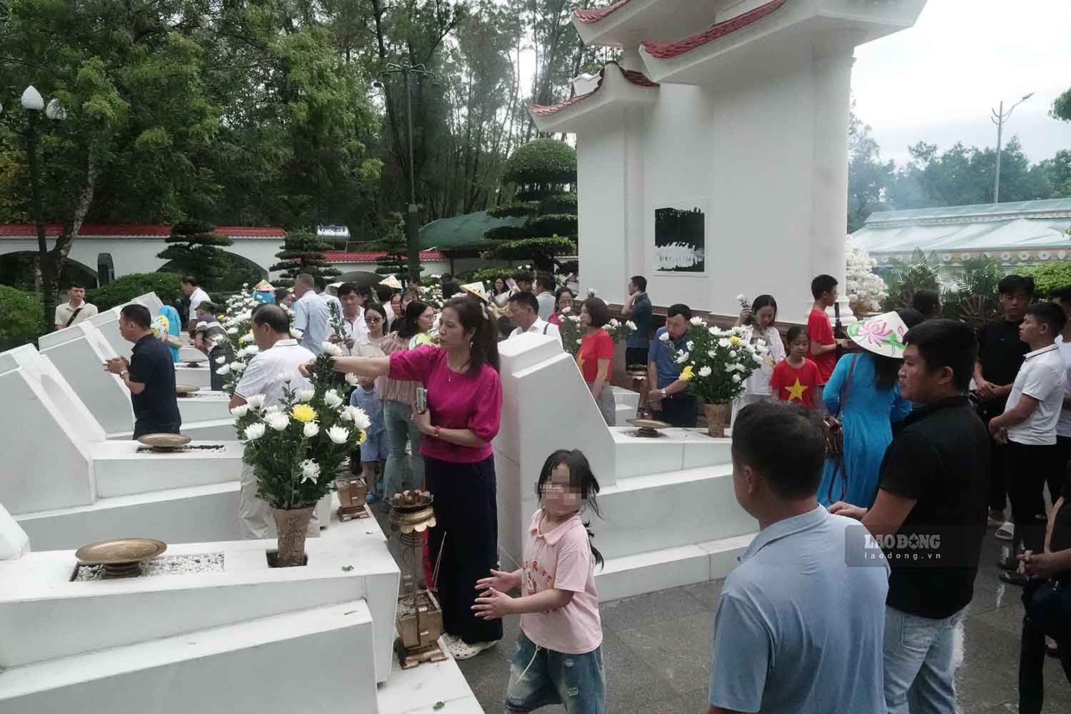 Người dân, du khách dâng hương tại khu mộ 10 nữ liệt sĩ TNXP Ngã ba Đồng Lộc. Ảnh: Trần Tuấn chụp ngày 31.8.2026