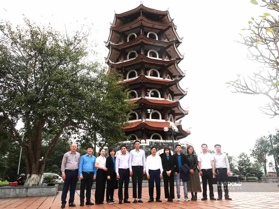Đoàn công tác Báo Lao Động cùng cán bộ LĐLĐ tỉnh Hà Tĩnh chụp hình lưu niệm bên tháp chuông Đồng Lộc vào ngày 9.2.2023. Ảnh: Trần Tuấn