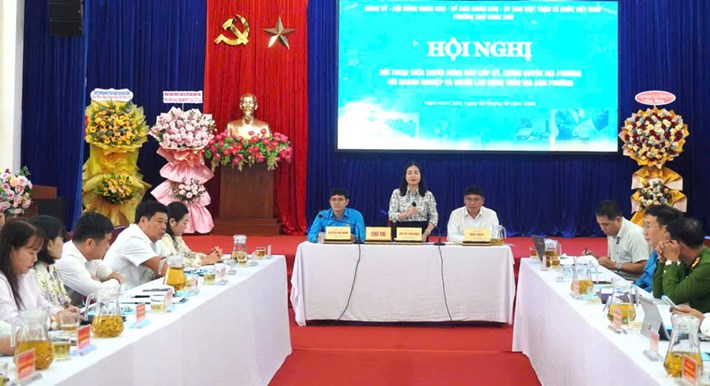 El jefe del comité del partido y el gobierno del barrio de Ngu Hanh Son, Da Nang, dialoga con las empresas y los trabajadores. Foto: Sindicato del barrio de Ngu Hanh Son