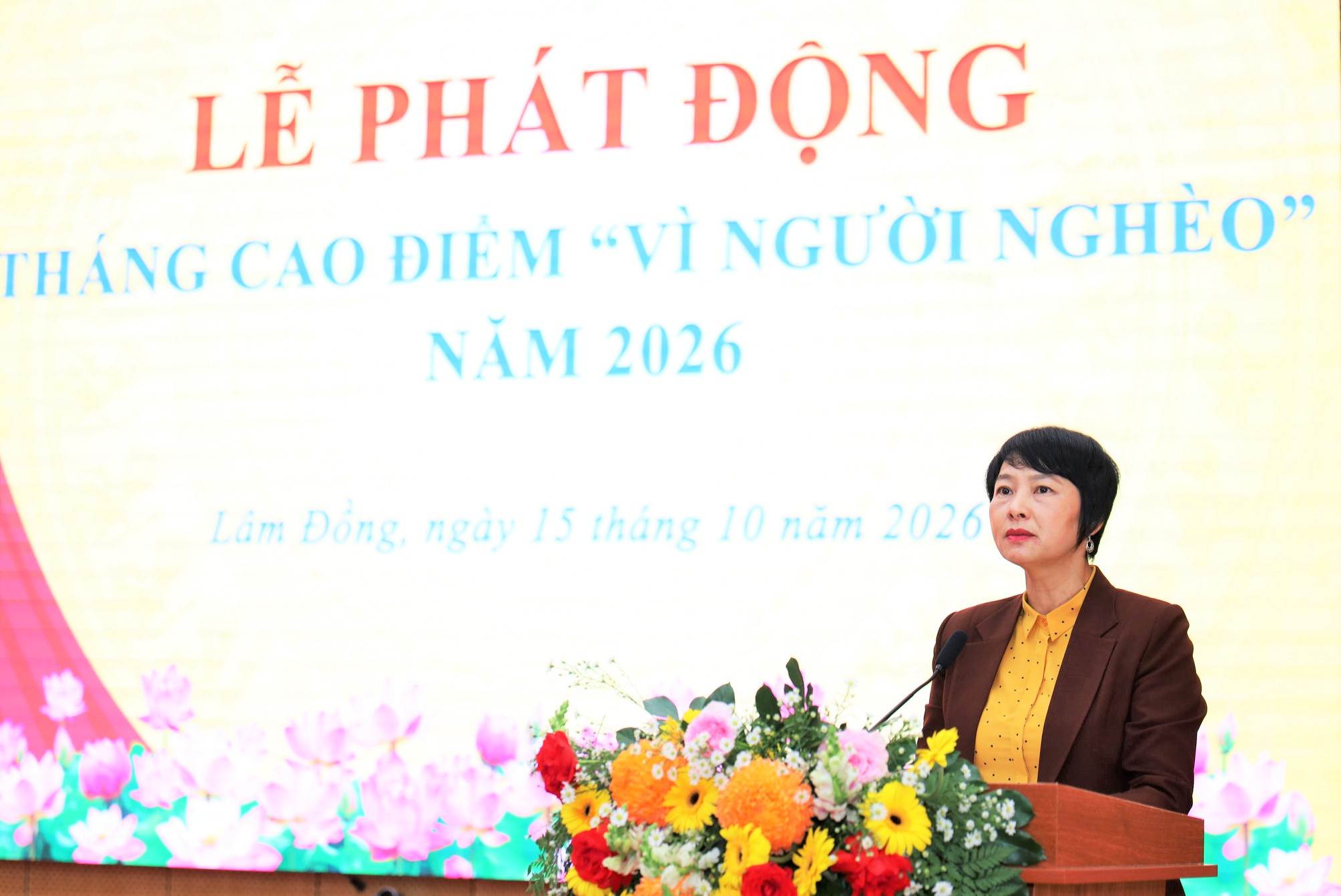 Bà Phạm Thị Phúc - Phó Bí thư Tỉnh ủy, Chủ tịch Ủy ban MTTQ Việt Nam tỉnh Lâm Đồng phát động Tháng cao điểm Vì người nghèo. Ảnh: Hữu Phúc 