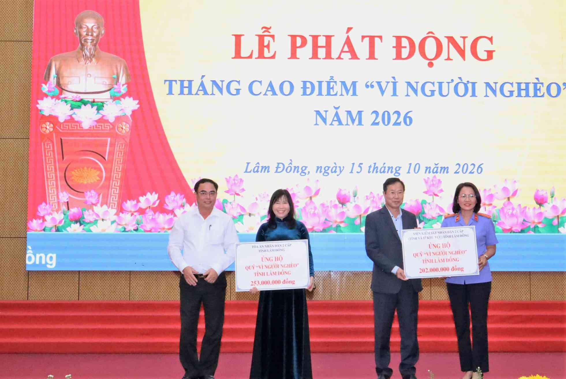 Các đơn vị trao biểu trưng ủng hộ kinh phí cho Quỹ Vì người nghèo tỉnh Lâm Đồng. Ảnh: Hữu Phúc 