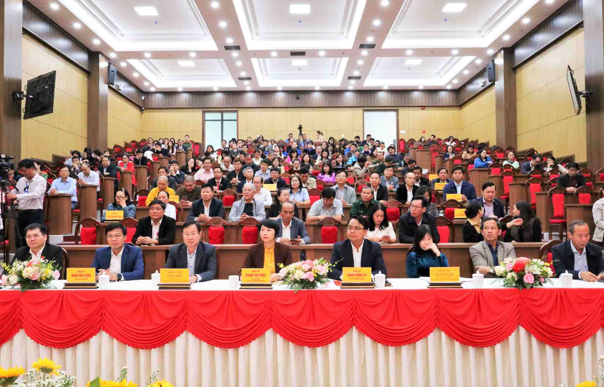 Ông Đặng Hồng Sĩ - Phó Bí thư Thường trực Tỉnh ủy Lâm Đồng cùng các đại biểu dự lễ Phát động. Ảnh: Hữu Phúc 