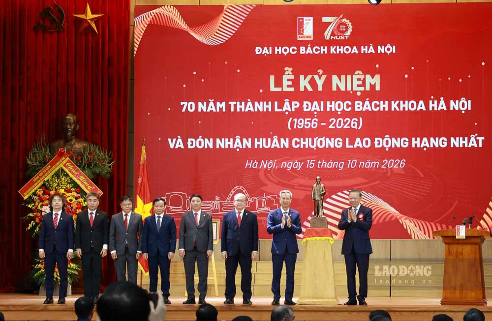 Tổng Bí thư, Chủ tịch nước Tô Lâm tặng bức tượng Chủ tịch Hồ Chí Minh cho Đại học Bách khoa Hà Nội. Ảnh: Hải Nguyễn