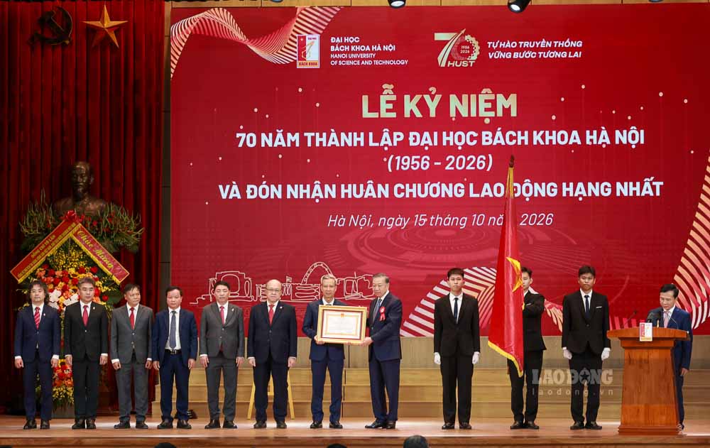 Tổng Bí thư, Chủ tịch nước Tô Lâm trao Huân chương Lao động hạng Nhất tặng Đại học Bách khoa Hà Nội. Ảnh: Hải Nguyễn