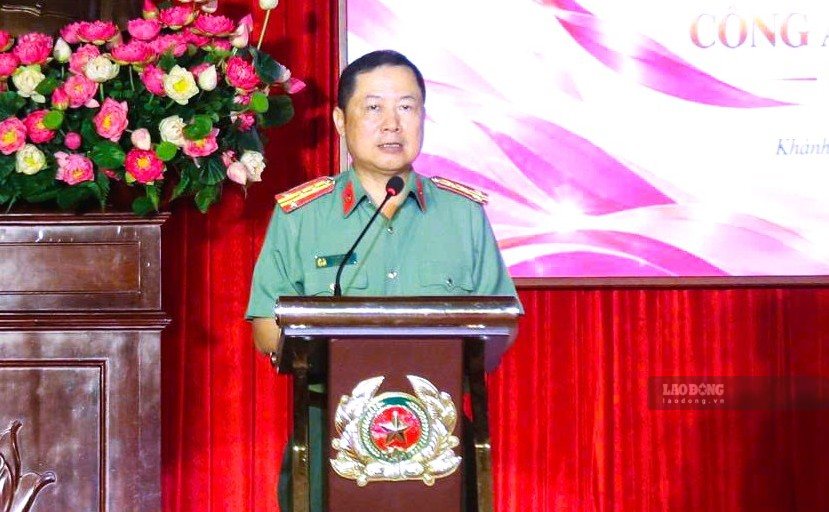 Đại tá Nguyễn Quân – Phó Bí thư Đảng ủy, Phó Giám đốc Công an tỉnh, Trưởng Ban tổ chức hội thi “Duyên dáng Phụ nữ Công an Khánh Hòa năm 2026” phát biểu khai mạc. Ảnh: Phương Linh