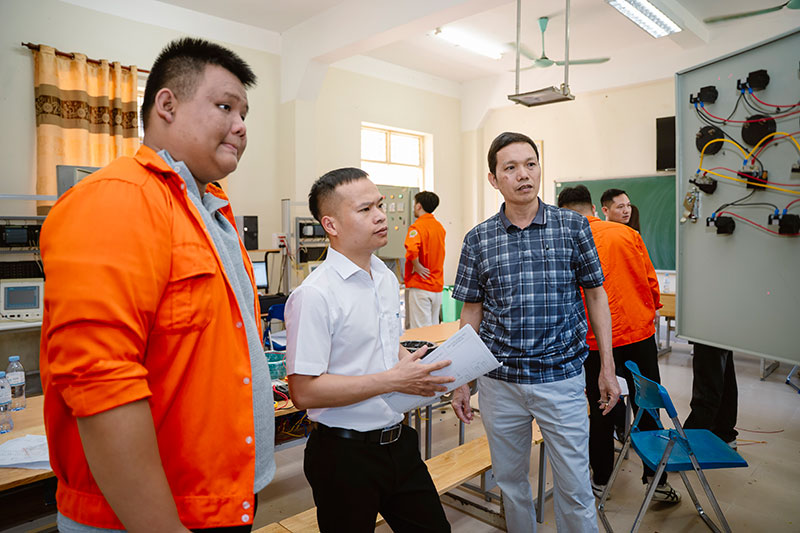 Các chuyên gia kỹ thuật từ Tập đoàn TH và giảng viên Khoa Cơ khí Động lực, Khoa Điện – Điện tử tham gia cố vấn đội thi  
