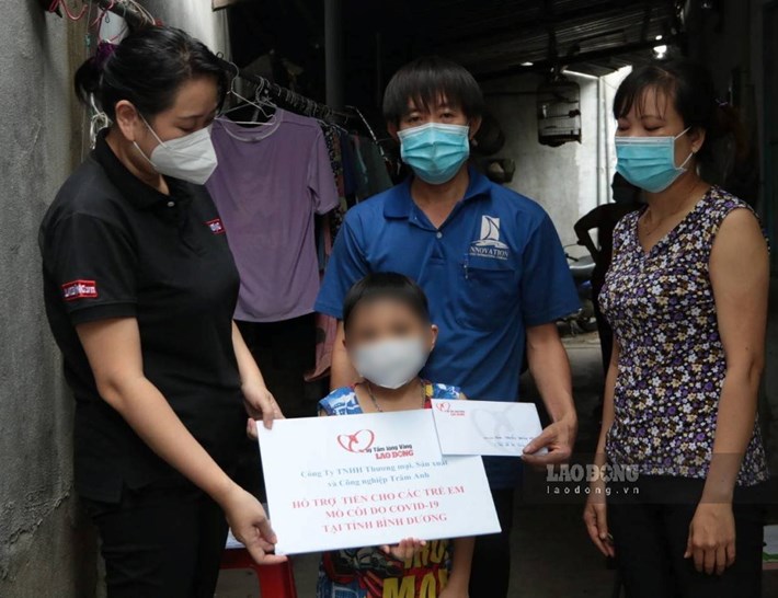 Quỹ Xã hội từ thiện Tấm lòng Vàng trao hỗ trợ cho em Nguyễn Thành Phi mồ côi mẹ do COVID19 tháng 11.2021. Ảnh: Đình Trọng