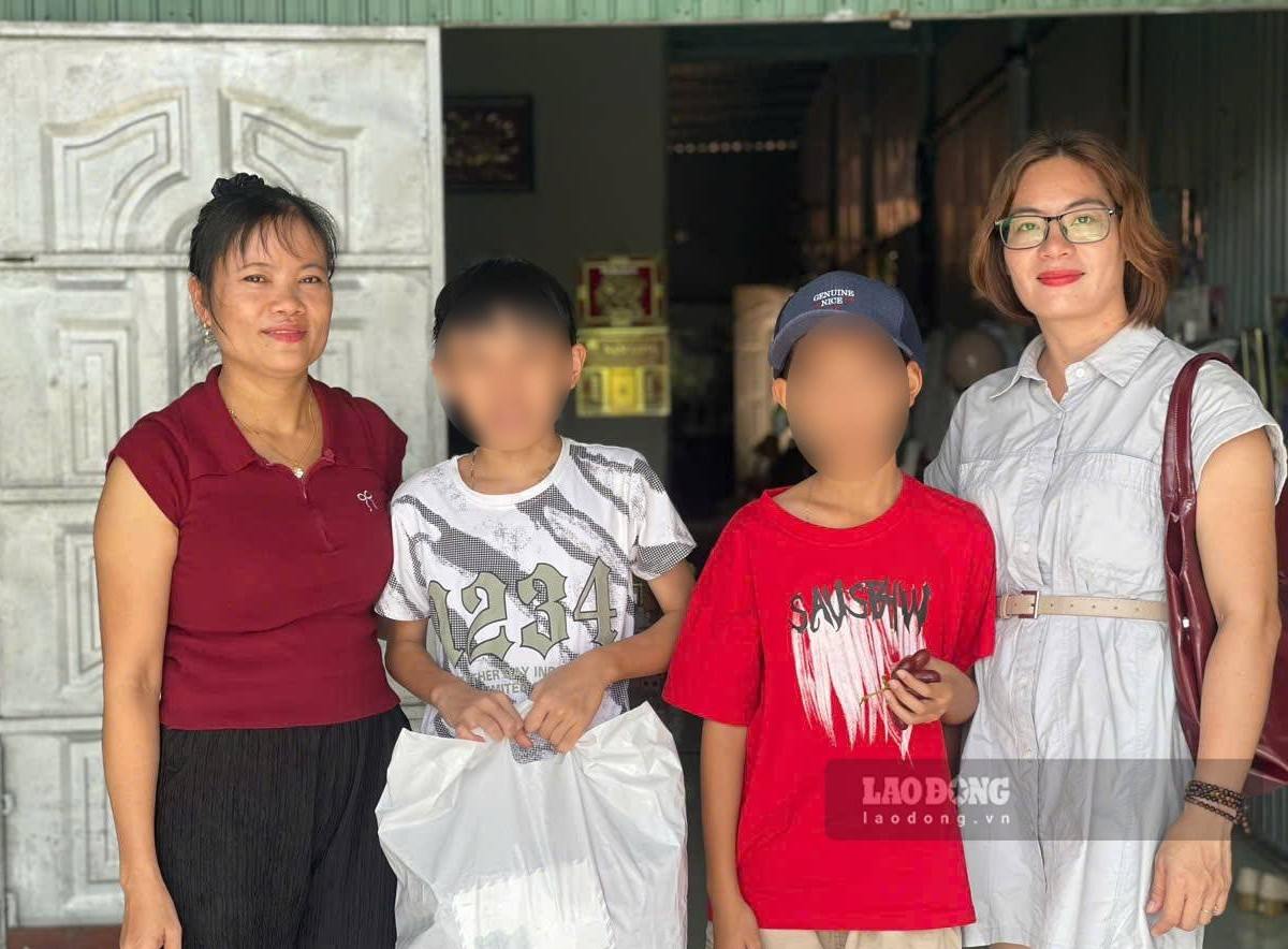 Thông qua Báo Lao Động, mạnh thường quân tặng quà tiếp sức đến trường cho Phi. Ảnh: Đình Trọng