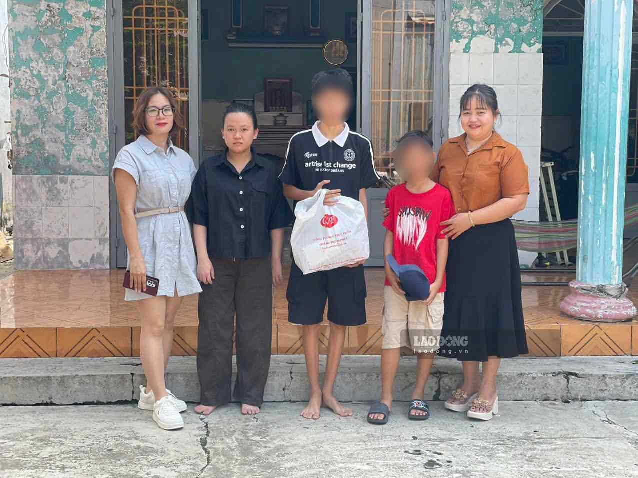 Đầu tháng 10.2026, thông qua Báo Lao Động, mạnh thường quân trao quà tiếp sức đến trường cho Trọng Bình. Ảnh: Đình Trọng