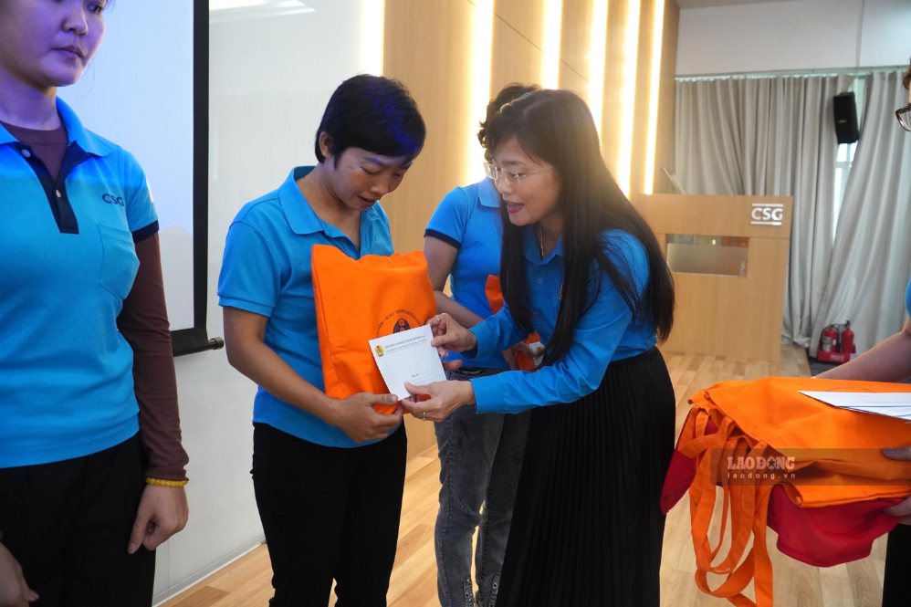 Bà Bùi Thị Bích Thủy - Phó Chủ tịch LĐLĐ TP Đồng Nai trao quà cho công nhân có hoàn cảnh khó khăn. Ảnh: HAC
