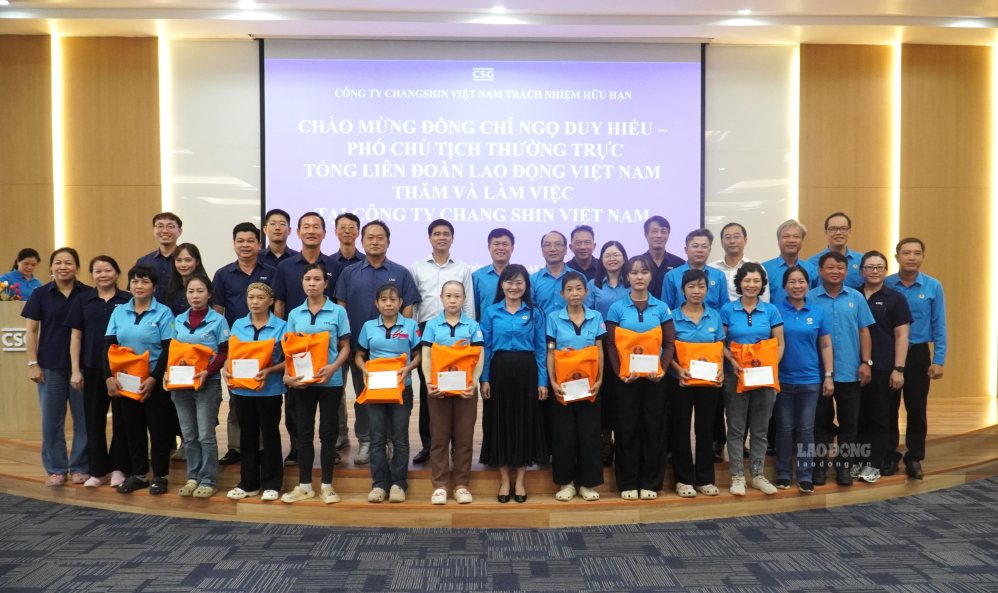 Đoàn công tác chụp hình chung với đoàn viên, người lao động có hoàn cảnh khó khăn tại Công ty TNHH Chang Shin Việt Nam. Ảnh: HAC