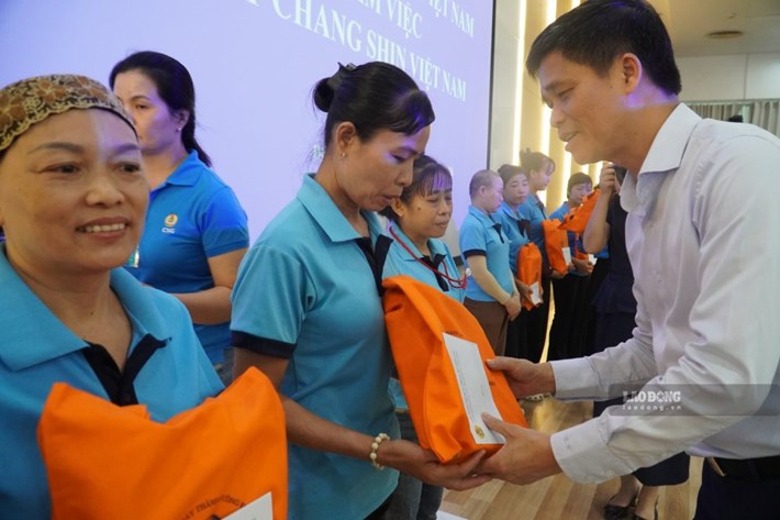 El 15 de octubre, el vicepresidente permanente de la Confederación General del Trabajo de Vietnam, Ngo Duy Hieu, entregó regalos a los trabajadores en dificultades en Chang Shin Vietnam Co., Ltd. Foto: HAC