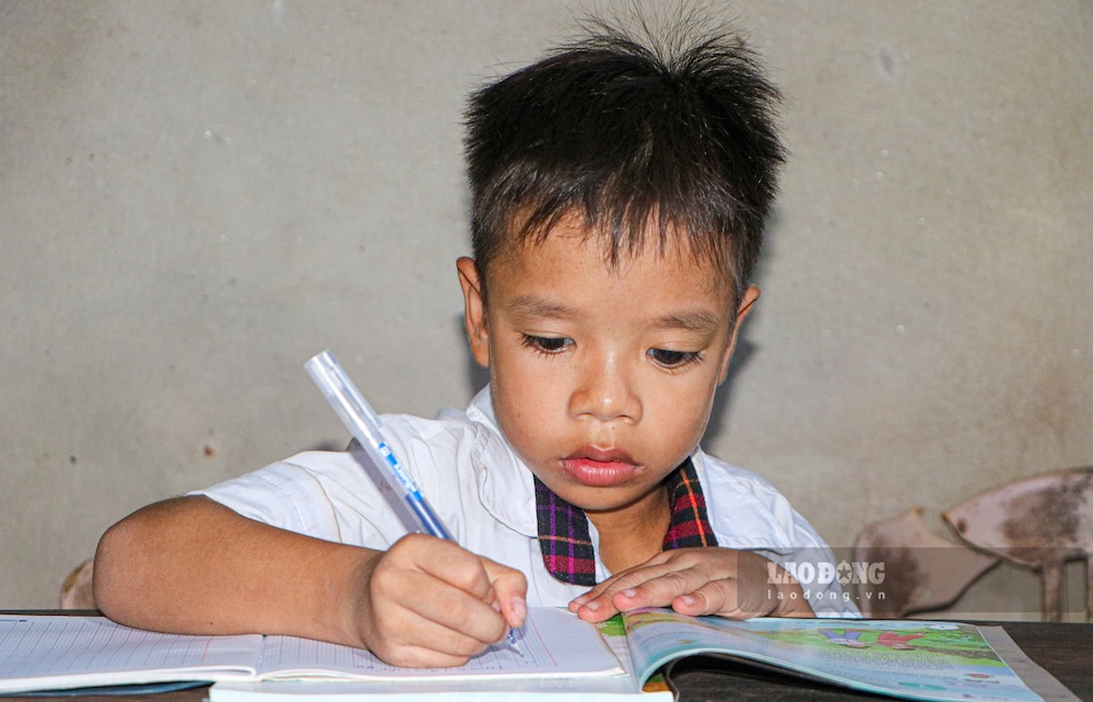 Quỹ Xã hội từ thiện Tấm lòng Vàng – Báo Lao Động góp phần lan tỏa hoàn cảnh của em Quý Dương, kết nối những tấm lòng sẻ chia, giúp em có thêm động lực đến trường (ảnh chụp tháng 9). Ảnh: Nguyễn Luân