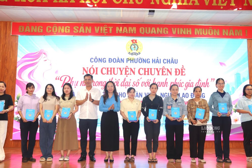 Những phần quà thiết thực từ Công đoàn phường Hải Châu kịp thời động viên, san sẻ khó khăn với nữ công nhân, viên chức lao động dịp 20.10. Ảnh: Nguyễn Linh