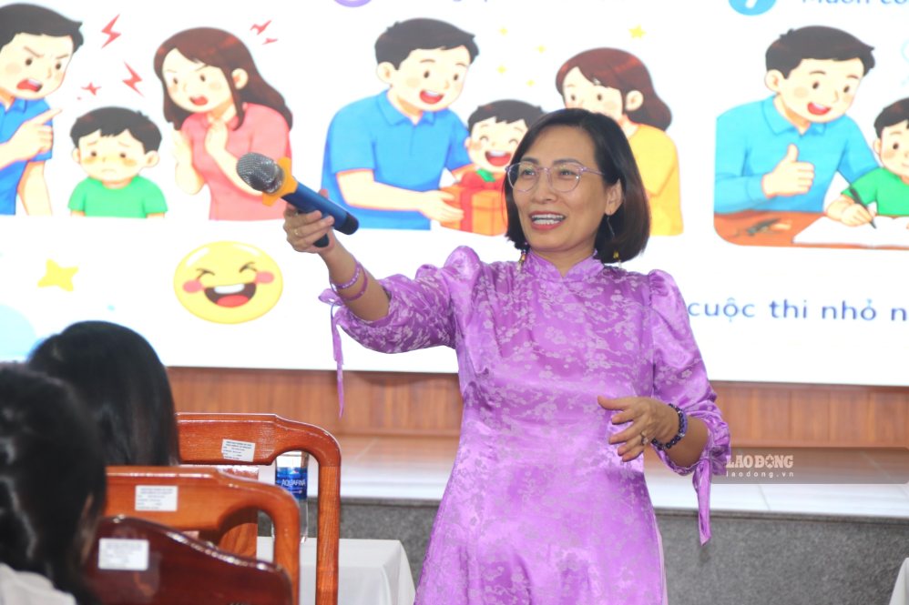 PGS.TS Nguyễn Thị Hằng Phương chia sẻ chuyên đề “Phụ nữ trong thời đại số với hạnh phúc gia đình”. Ảnh: Nguyễn Linh