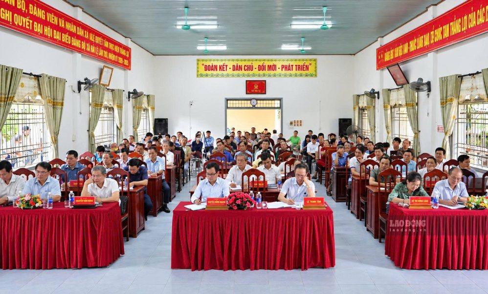 Người dân phường Quảng Trị tham gia diễn đàn “Lắng nghe dân nói” (ảnh chụp 15.10). Ảnh: Hàn Nguyên