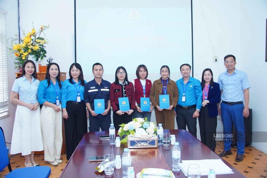 Lãnh đạo LĐLĐ tỉnh Nghệ An trao hỗ trợ đoàn viên bị ảnh hưởng bởi bão lũ từ nguồn Quỹ Tấm lòng Vàng tại Công đoàn cơ sở Công ty Sữa TH. Ảnh: Duy Chương chụp tháng 12.2025