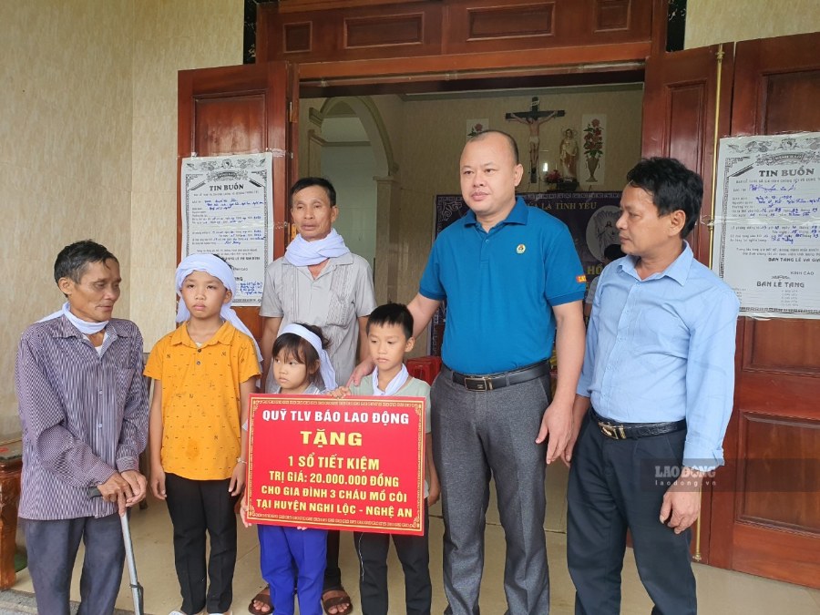 Đại diện Quỹ Tấm lòng Vàng Lao Động trao số tiền 20 triệu đồng hỗ trợ 3 cháu bé mồ côi tại xã Nghi Lâm, huyện Nghi Lộc (Nghệ An). Ảnh: Quang Đại chụp tháng 9.2022
