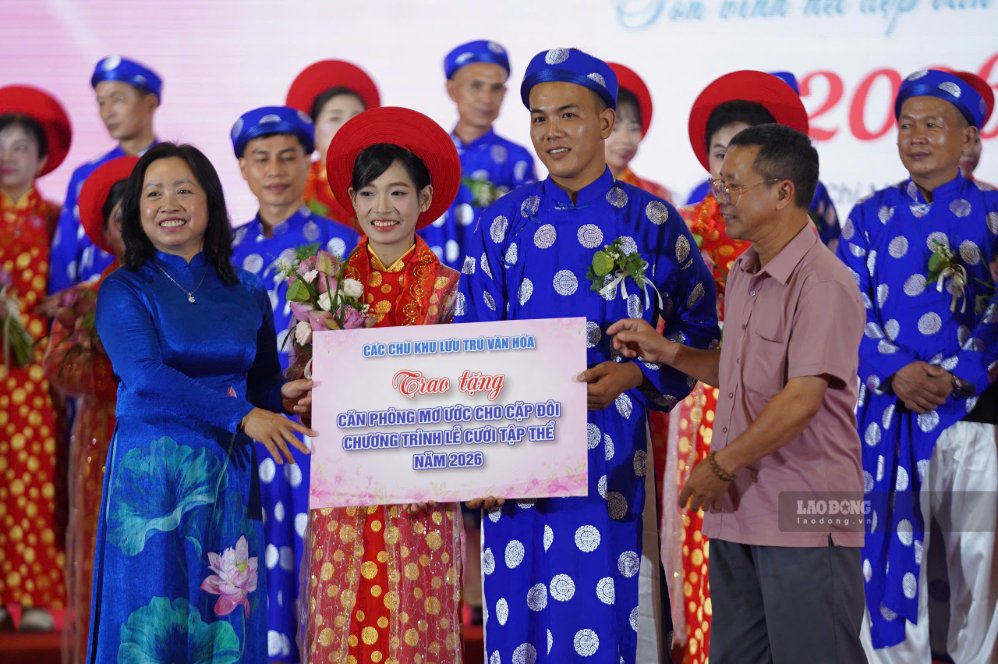 Bà Thái Thu Xương - Phó Chủ tịch Tổng Liên đoàn Lao động Việt Nam dự chương trình lễ cưới tập thể năm 2026 tại TPHCM ngày 15.10. Ảnh: Thái Bảo