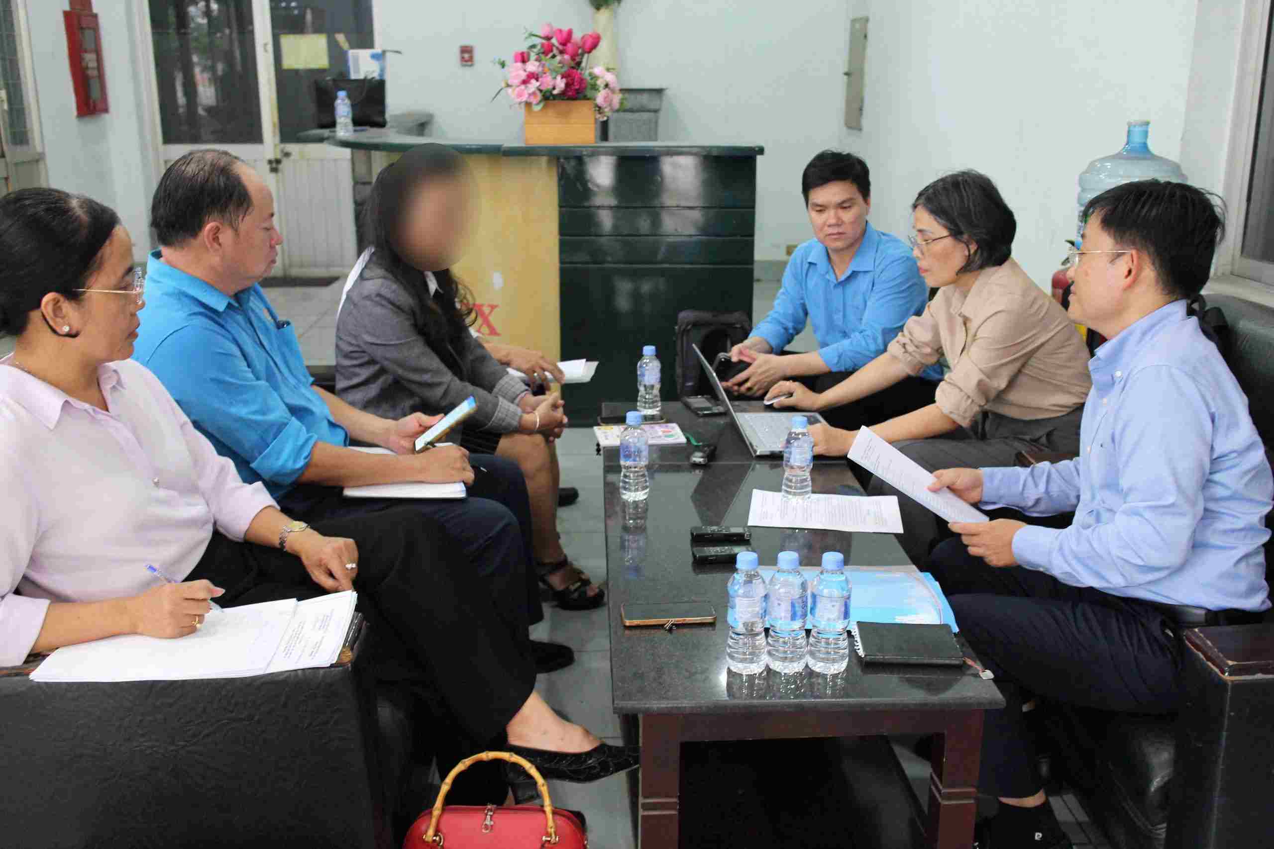 Đoàn giám sát làm việc tại Công ty TNHH Dệt Đ.T.H. Ảnh: Đình Trọng