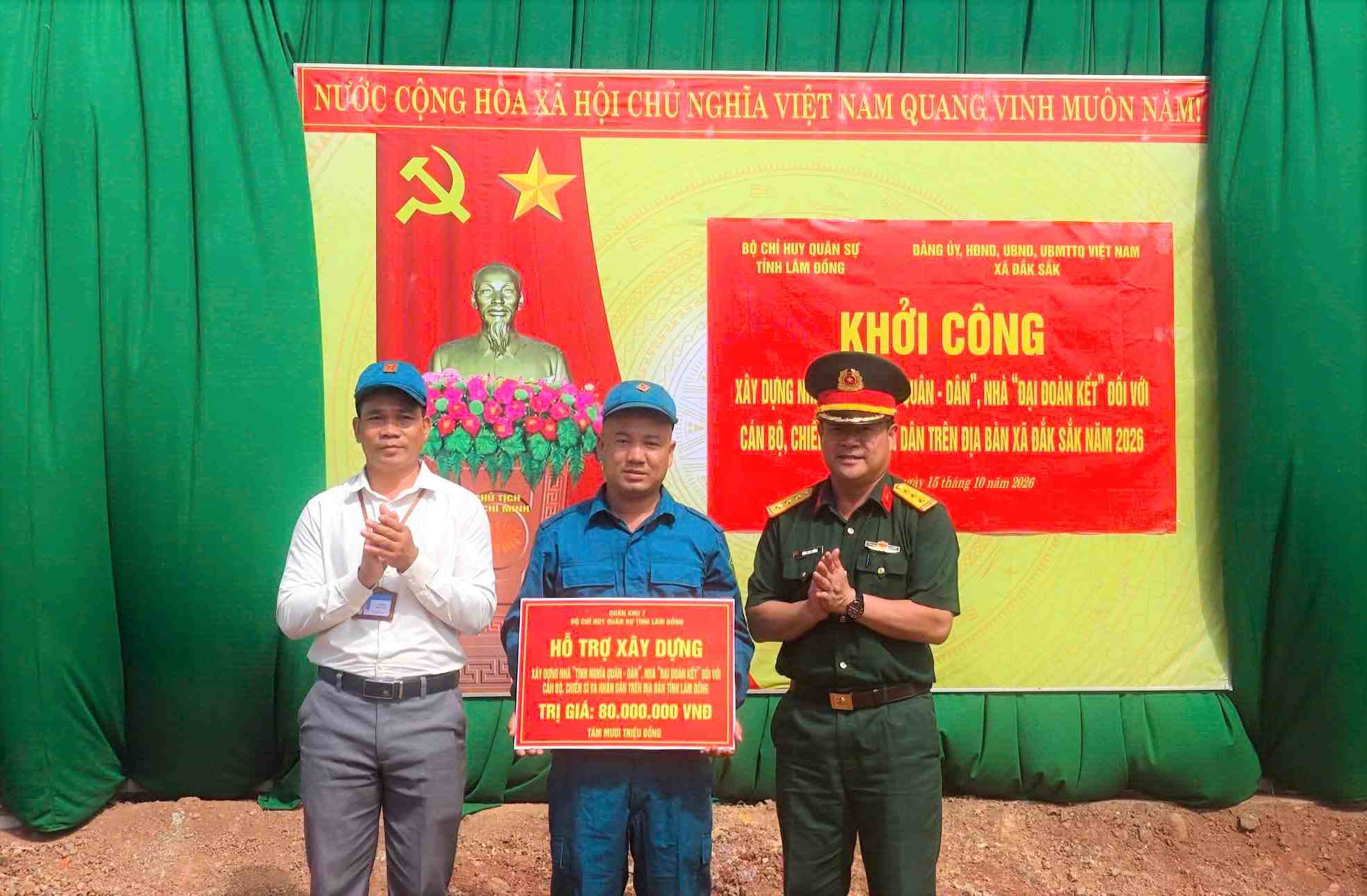 Bộ Chỉ huy Quân sự tỉnh Lâm Đồng trao hỗ trợ xây dựng nhà nghĩa tình quân - dân