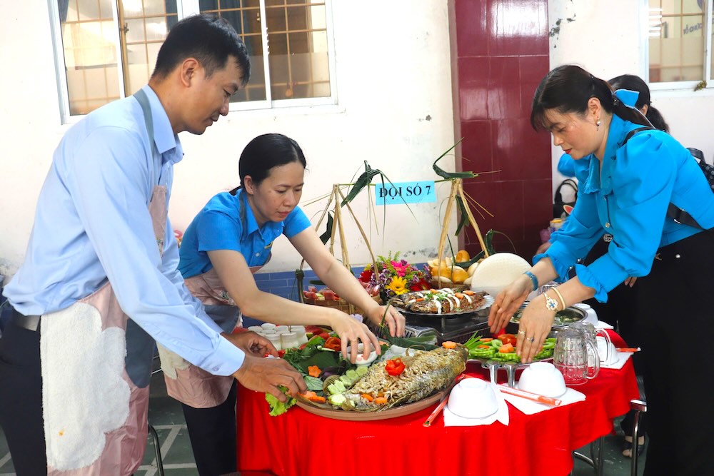 Animado Concurso culinario "Comida de reunión" en Đồng Tháp.