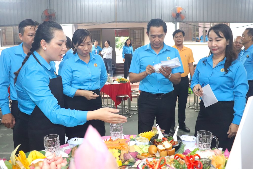 Trong vòng 60 phút, các đội thi gồm các thành viên nam và nữ đã khéo léo trổ tài chế biến một bàn tiệc ấm cúng phục vụ 10 người ăn.