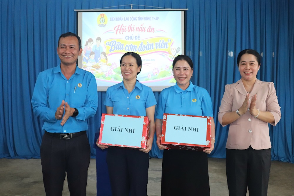 Ban tổ chức trao giải nhì, ba cho các đội. Ảnh: Đức Trung. 