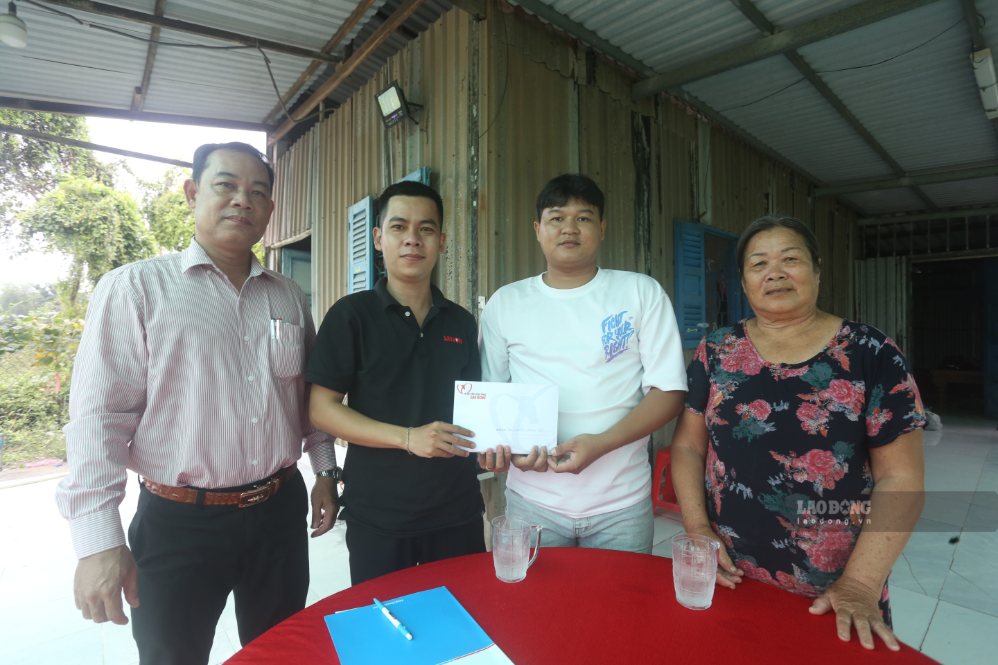 El Fondo Corazón de Oro dona 50 millones de VND para apoyar a un joven que perdió el 72% de su capacidad laboral en Tay Ninh