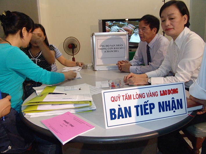 Đông đảo độc giả đóng góp cho Quỹ Tấm lòng Vàng để hỗ trợ đồng bào vùng bão. Ảnh: Ban Quản lý Quỹ TLV