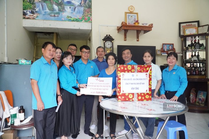 Đại diện Quỹ Xã hội từ thiện Tấm Lòng Vàng phối hợp cùng LĐLĐ TP Đồng Nai, Công đoàn cơ sở Công ty TNHH Pou Chen Việt Nam trao số tiền 50 triệu đồng cho chị Hoa. Ảnh: HAC