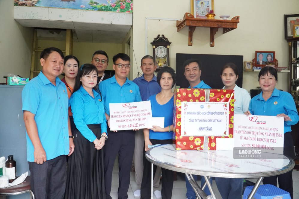 Đại diện Quỹ Xã hội từ thiện Tấm Lòng Vàng tiếp tục trao số tiền 6.434.222 đồng do bạn đọc ủng hộ cảnh đời chị Hoa. Ảnh: HAC