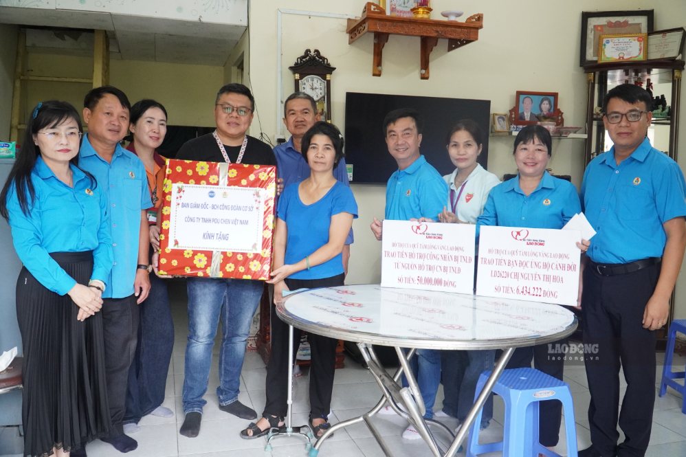 Ban giám đốc, Ban Chấp hành CĐCS Công ty TNHH Pou Chen Việt Nam trao quà cho chị Nguyễn Thị Hoa. Ảnh: HAC