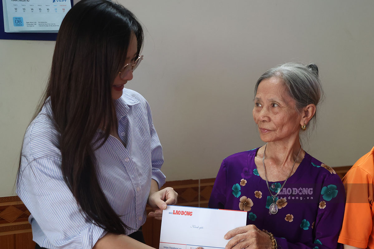 Bà Văn Thị Lý nhận số tiền hỗ trợ từ bạn đọc Báo Lao Động thông qua Quỹ xã hội từ thiện Tấm Lòng Vàng. Ảnh: Dương Anh