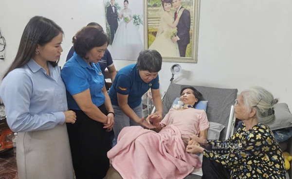 Tấm lòng Vàng sẻ chia với nữ công nhân môi trường bị tai nạn lao động. Ảnh: Minh Hạnh 