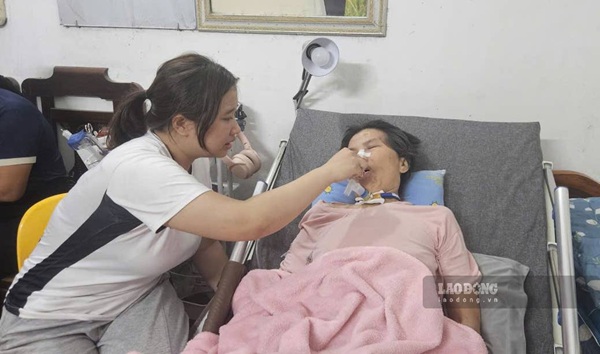 Nữ công nhân môi trường liệt toàn thân được hỗ trợ 50 triệu đồng. Ảnh: Minh Hạnh 