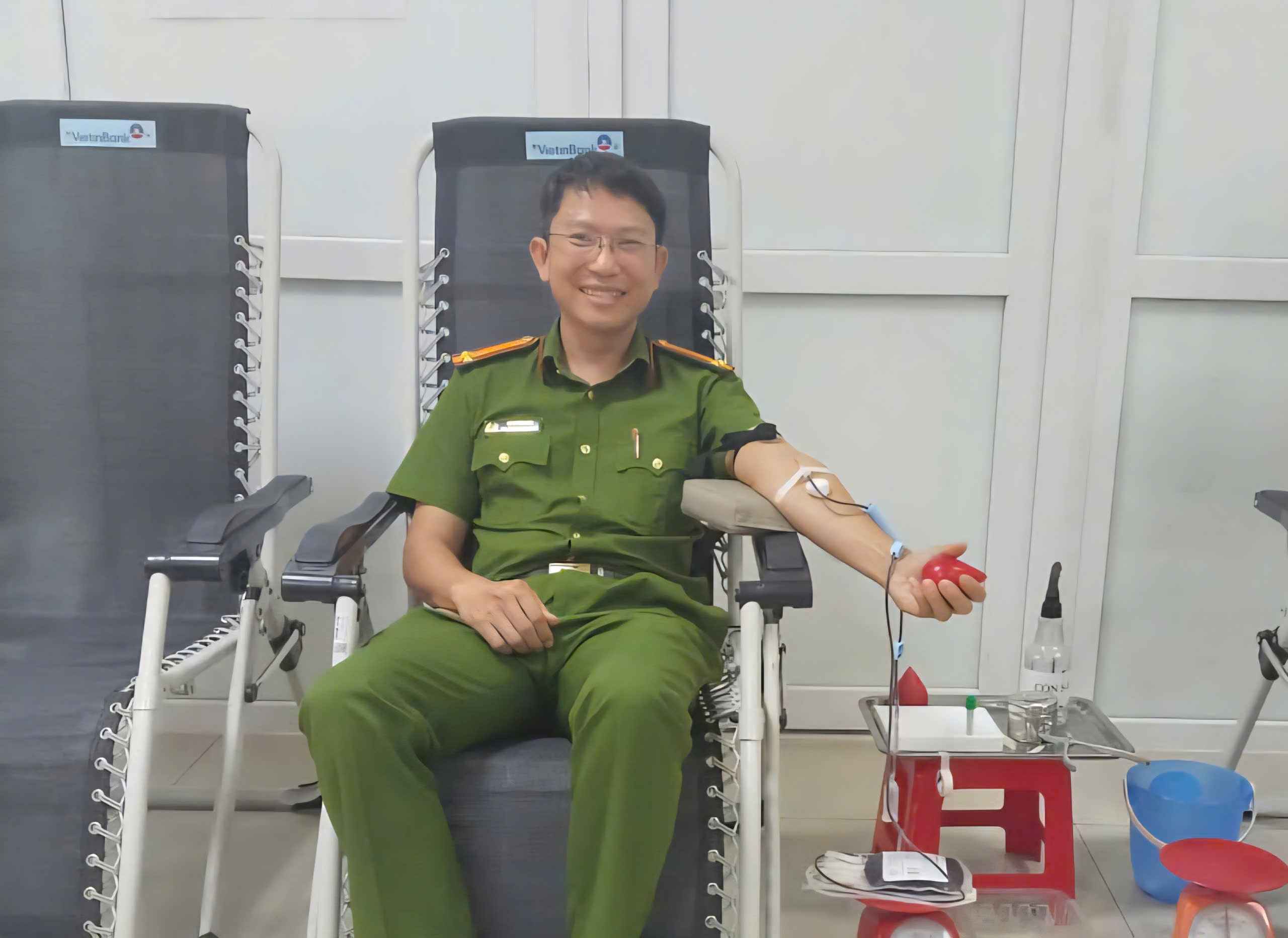 람동 면 공안 부국장이 40km를 넘어 위독한 여아를 구하기 위해 헌혈