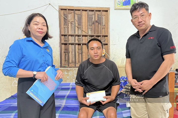 Khoản hỗ trợ từ Quỹ Xã hội từ thiện Tấm lòng Vàng giúp anh Lâm Ngọc Giang (giữa) có điều kiện tiếp tục điều trị để phục hồi. Ảnh: Thành An