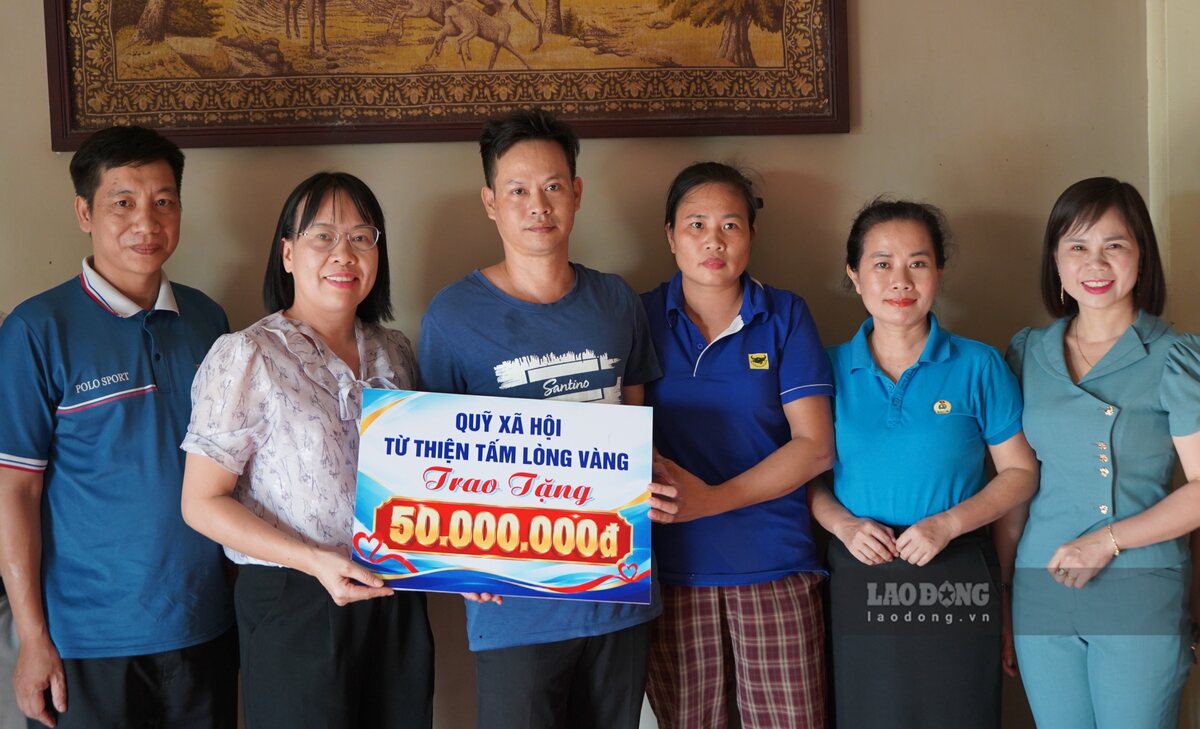 Đại diện Quỹ Xã hội từ thiện Tấm Lòng Vàng phối hợp Công đoàn xã Tiên Lãng trao 50 triệu đồng cho anh Bùi Quang Hành. Ảnh: Mai Dung