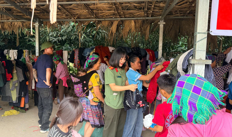 “Gian hàng 0 đồng” giúp người dân có hoàn cảnh khó khăn. Ảnh: CA Lào Cai