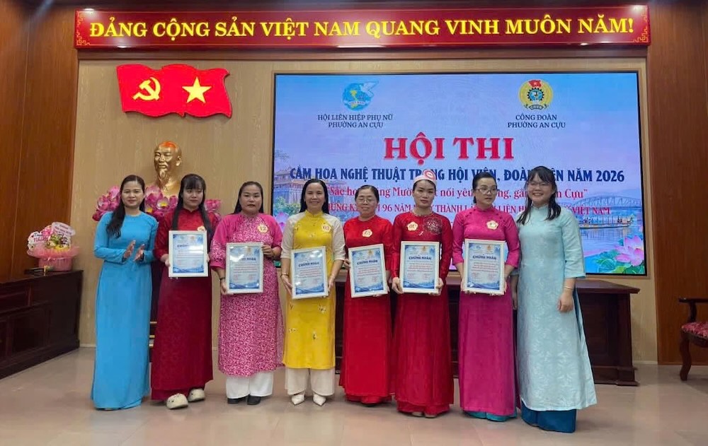 Ban Tổ chức trao giải cho các đội đạt thành tích tại Hội thi cắm hoa nghệ thuật do Công đoàn phường An Cựu phối hợp với Hội Liên hiệp Phụ nữ phường tổ chức chiều 15.10. Ảnh: Công đoàn Huế