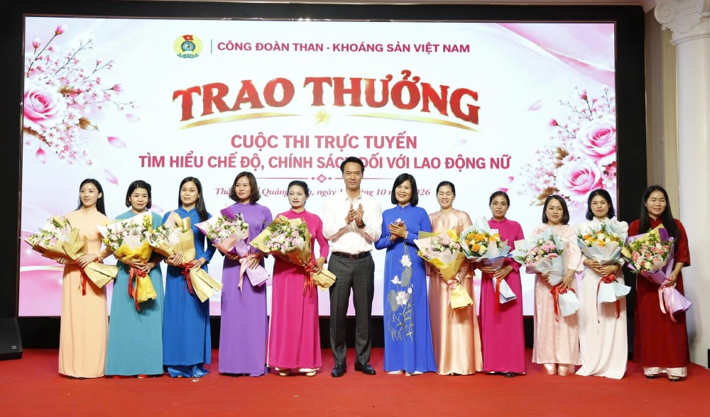 Trao thưởng cho đại diện 8 tập thể đạt giải A, B và 10 cá nhân đạt giải A cuộc thi trực tuyến “Tìm hiểu chế độ, chính sách đối với lao động nữ“. Ảnh: Công đoàn TKV 
