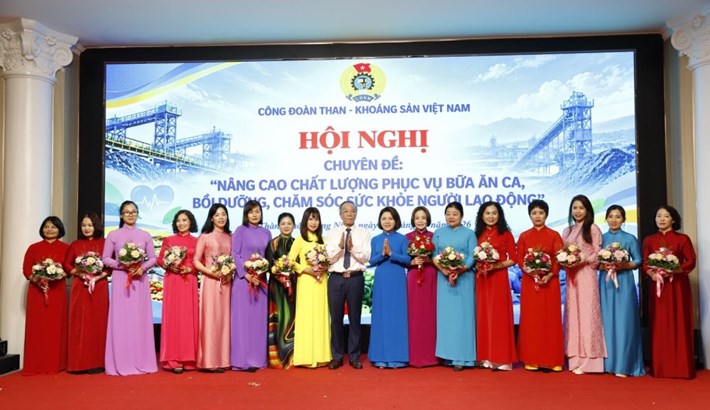 Công đoàn TKV biểu dương những tập thể, cá nhân có thành tích tiêu biểu trong công tác tổ chức, quản lý, phục vụ bữa ăn ca, bồi dưỡng và chăm sóc sức khỏe người lao động. Ảnh: Công đoàn TKV