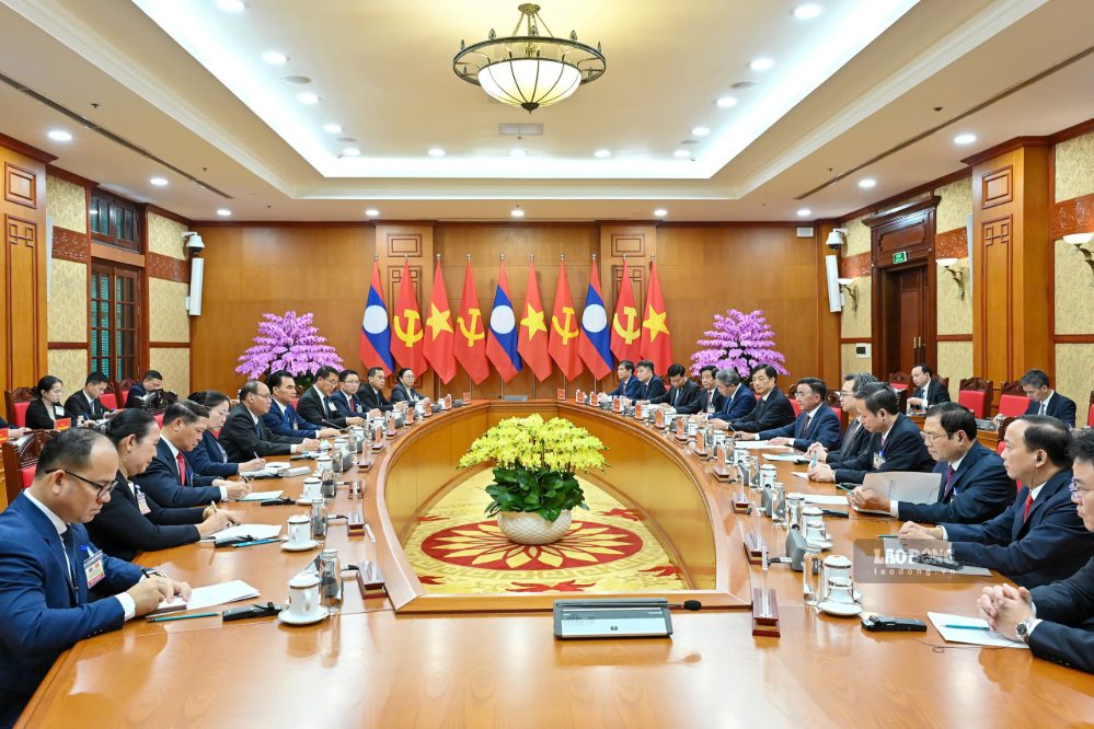 Ủy viên Bộ Chính trị, Thường trực Ban Bí thư Trần Cẩm Tú hội đàm với Ủy viên Bộ Chính trị, Thường trực Ban Bí thư Trung ương Đảng Nhân dân Cách mạng Lào Vilay Lakhamphong sang thăm chính thức Việt Nam. Ảnh: Hải Nguyễn