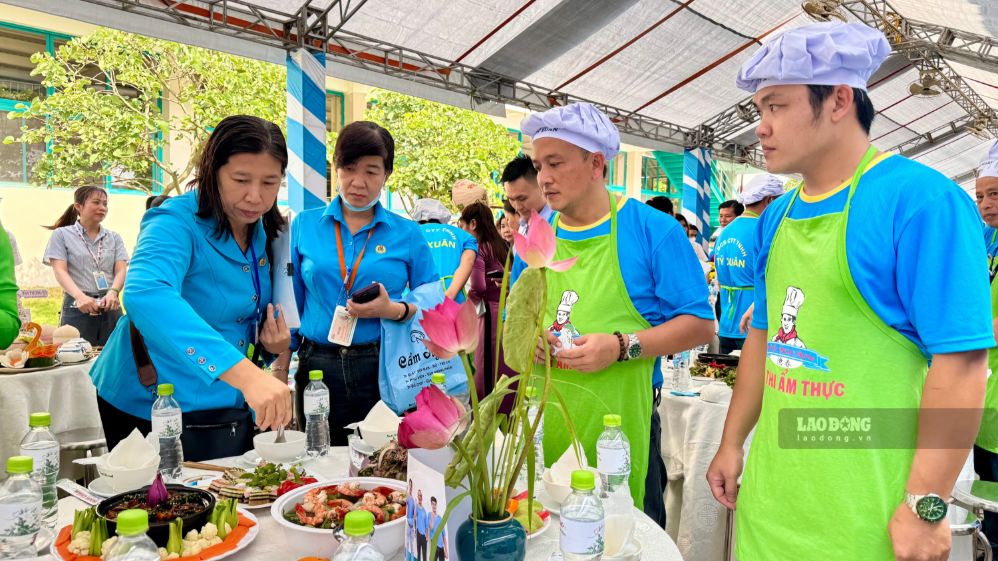 Trabajadores masculinos muestran sus habilidades culinarias para celebrar el Día de la Mujer Vietnamita el 20 de octubre
