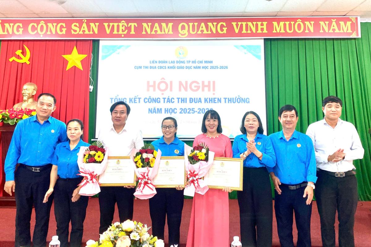 Trao bằng khen cho các tập thể đạt thành tích trong chương trình tổng kết ngày 15.10. Ảnh: Tổ 5 LĐLĐ TPHCM