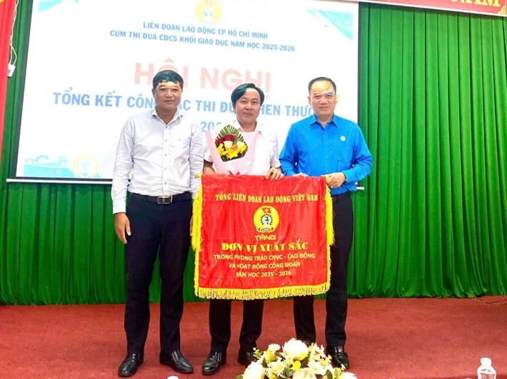 Entrega de la bandera de emulación de la Confederación General del Trabajo de Vietnam a colectivos del bloque educativo que lograron logros en el año escolar 2025-2026 el 15 de octubre. Foto: Grupo 5 Confederación del Trabajo de la ciudad de Ho Chi Minh